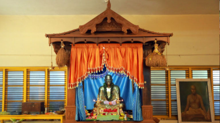 ഗുരുപൂജാഹാളിലെ ഗുരു മന്ദിരം - ഫോട്ടോ: രാഹുൽരാജ്